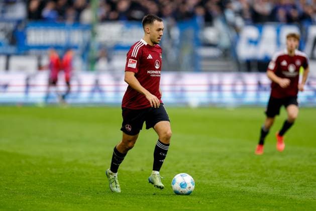 Hamburg, 3. November 2024 - Fußball, 2. Bundesliga 2024 25, Hamburger SV - 1. FC Nürnberg: Julian Justvan (1. FC Nürnberg, 10) DFL REGULATIONS PROHIBIT ANY USE OF PHOTOGRAPHS AS IMAGE SEQUENCES AND OR QUASI-VIDEO.