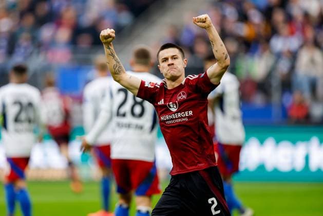 Hamburg, 3. November 2024 - Fußball, 2. Bundesliga 2024 25, Hamburger SV - 1. FC Nürnberg: Oliver Villadsen (1. FC Nürnberg, 2) jubelt nach Treffer zum 1:1 DFL REGULATIONS PROHIBIT ANY USE OF PHOTOGRAPHS AS IMAGE SEQUENCES AND OR QUASI-VIDEO.