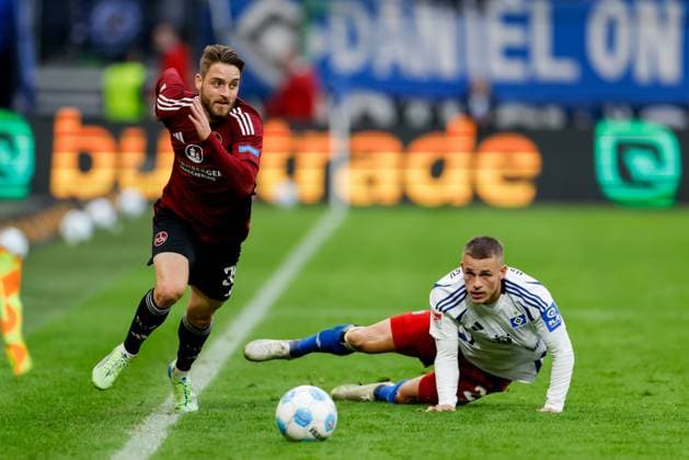 Sport Bilder des Tages Hamburg, 3. November 2024 - Fußball, 2. Bundesliga 2024 25, Hamburger SV - 1. FC Nürnberg: Lukas Schleimer (1. FC Nürnberg, 36), Miro Muheim (Hamburger SV, 28) DFL REGULATIONS PROHIBIT ANY USE OF PHOTOGRAPHS AS IMAGE SEQUENCES AND OR QUASI-VIDEO.