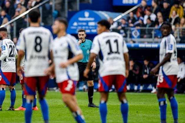 Hamburg, 3. November 2024 - Fußball, 2. Bundesliga 2024 25, Hamburger SV - 1. FC Nürnberg: Schiedsrichter Tom Bauer (Mainz) DFL REGULATIONS PROHIBIT ANY USE OF PHOTOGRAPHS AS IMAGE SEQUENCES AND OR QUASI-VIDEO.