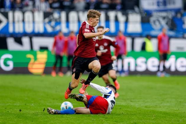 Hamburg, 3. November 2024 - Fußball, 2. Bundesliga 2024 25, Hamburger SV - 1. FC Nürnberg: Finn Jeltsch (1. FC Nürnberg, 4), Marco Richter (Hamburger SV, 20) DFL REGULATIONS PROHIBIT ANY USE OF PHOTOGRAPHS AS IMAGE SEQUENCES AND OR QUASI-VIDEO.