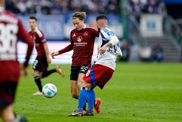 Hamburg, 3. November 2024 - Fußball, 2. Bundesliga 2024 25, Hamburger SV - 1. FC Nürnberg: Caspar Jander (1. FC Nürnberg, 20), Marco Richter (Hamburger SV, 20) DFL REGULATIONS PROHIBIT ANY USE OF PHOTOGRAPHS AS IMAGE SEQUENCES AND OR QUASI-VIDEO.