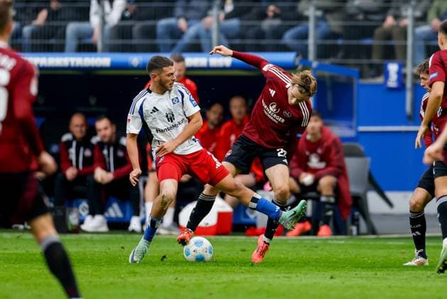 Hamburg, 3. November 2024 - Fußball, 2. Bundesliga 2024 25, Hamburger SV - 1. FC Nürnberg: William Mikelbrencis (Hamburger SV, 2), Caspar Jander (1. FC Nürnberg, 20) DFL REGULATIONS PROHIBIT ANY USE OF PHOTOGRAPHS AS IMAGE SEQUENCES AND OR QUASI-VIDEO.