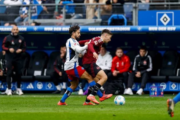 Hamburg, 3. November 2024 - Fußball, 2. Bundesliga 2024 25, Hamburger SV - 1. FC Nürnberg: Immanuel Pherai (Hamburger SV, 10), Stefanos Tzimas (1. FC Nürnberg, 9) DFL REGULATIONS PROHIBIT ANY USE OF PHOTOGRAPHS AS IMAGE SEQUENCES AND OR QUASI-VIDEO.
