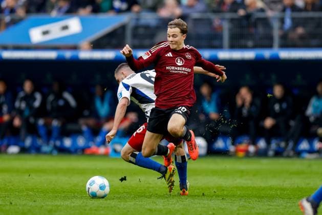 Hamburg, 3. November 2024 - Fußball, 2. Bundesliga 2024 25, Hamburger SV - 1. FC Nürnberg: Lukasz Poreba (Hamburger SV, 6), Caspar Jander (1. FC Nürnberg, 20) DFL REGULATIONS PROHIBIT ANY USE OF PHOTOGRAPHS AS IMAGE SEQUENCES AND OR QUASI-VIDEO.