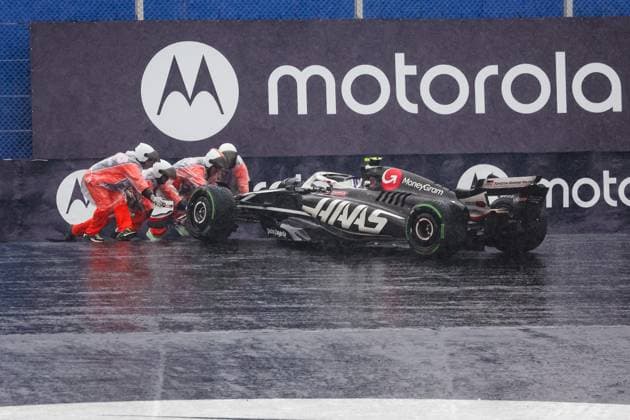 27 HULKENBERG Nico (ger), Haas F1 Team VF-24 Ferrari, action getting pushed by Marshalls during the Formula 1 Grande Premio de Sao Paulo 2024, 21th round of the 2024 Formula One World Championship, WM, Weltmeisterschaft from November 1 to 3, 2024 on the Interlagos Circuit, in Sao Paulo, Brazil - F1 - SAO PAULO GRAND PRIX 2024 DPPI Panoramic  241103_R21_BRASILE_DP_FGDN1362