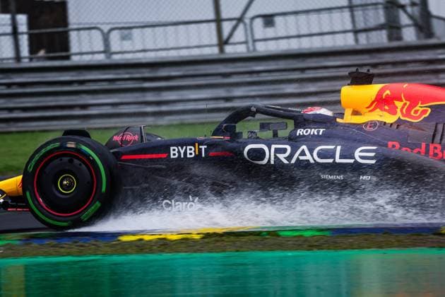 01 VERSTAPPEN Max (nld), Red Bull Racing RB20, action during the Formula 1 Grande Premio de Sao Paulo 2024, 21th round of the 2024 Formula One World Championship, WM, Weltmeisterschaft from November 1 to 3, 2024 on the Interlagos Circuit, in Sao Paulo, Brazil - F1 - SAO PAULO GRAND PRIX 2024 DPPI Panoramic  241103_R21_BRASILE_DP_FGDN1551