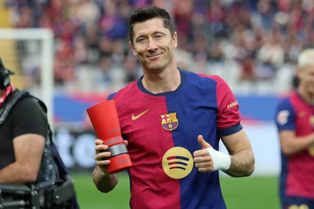 FC Barcelona, Barca v RCD Espanyol de Barcelona - La Liga EA Sports Robert Lewandowski holds the MVP trophy for the month of October before the match between FC Barcelona and RCD Espanyol, corresponding to week 12 of LaLiga EA Sports, at the Lluis Companys Stadium in Barcelona, Spain, on November 3, 2024. Barcelona Barcelona Spain  Copyright: xUrbanandsportx originalFilename:urbanandsport-fcbarcel241103_np6n6.jpg