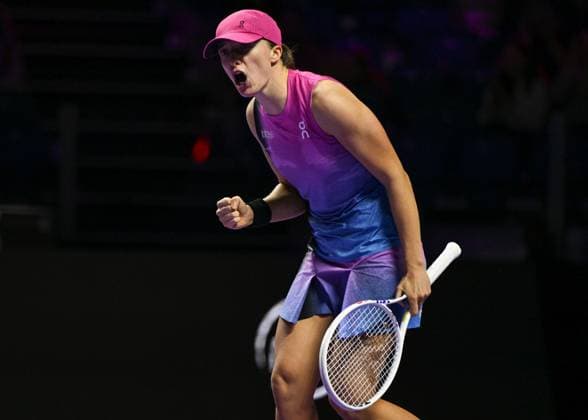 WTA, Tennis Damen Finals 2024 - Day 2 RIYADH, SAUDI ARABIA - NOVEMBER 03: Iga Swiatek of Poland during her match against Barbora Krejcikovas of Czech Republic on day 2 of the 2024 WTA Finals, part of the Hologic WTA Tour, held at King Saud University Indoor Arena on November 03, 2024, in Riyadh, Saudi Arabia. Riyadh Saudi Arabia  Copyright: xArturxWidakx originalFilename:widak-wtafinal241103_npcUP.jpg