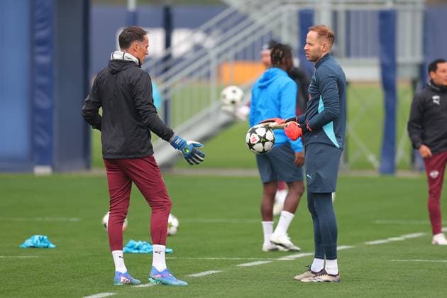 RB Leipzig Training 1. Bundesliga Leipzig, 04.11.2024, Trainingszentrum am Cottaweg, Saison 2024 2025, Fußball, Männer, 1. Bundesliga , RB Leipzig Training , Im Bild v.l.: Torwarttrainer Frederik Gößling Goessling und Torwart Peter Gulacsi ,