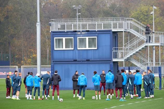 RB Leipzig Training 1. Bundesliga Leipzig, 04.11.2024, Trainingszentrum am Cottaweg, Saison 2024 2025, Fußball, Männer, 1. Bundesliga , RB Leipzig Training , Im Bild: Trainer Marco Rose hält eine Ansprache vor dem Training ,