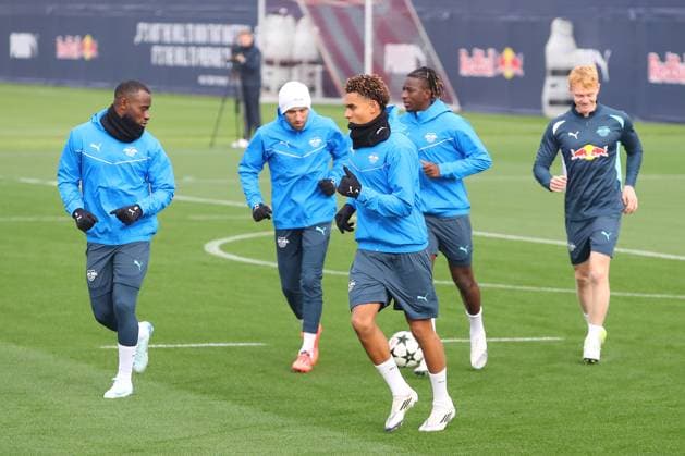 RB Leipzig Training 1. Bundesliga Leipzig, 04.11.2024, Trainingszentrum am Cottaweg, Saison 2024 2025, Fußball, Männer, 1. Bundesliga , RB Leipzig Training , Im Bild: Antonio Nusa wärmt sich auf ,