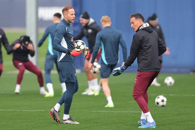 RB Leipzig Training 1. Bundesliga Leipzig, 04.11.2024, Trainingszentrum am Cottaweg, Saison 2024 2025, Fußball, Männer, 1. Bundesliga , RB Leipzig Training , Im Bild v.l.: Torwart Peter Gulacsi und Torwarttrainer Frederik Gößling Goessling ,