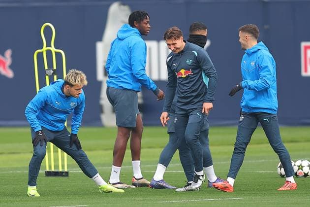 RB Leipzig Training 1. Bundesliga Leipzig, 04.11.2024, Trainingszentrum am Cottaweg, Saison 2024 2025, Fußball, Männer, 1. Bundesliga , RB Leipzig Training , Im Bild v.l.: Eljif Elmas und Willi Orban ,
