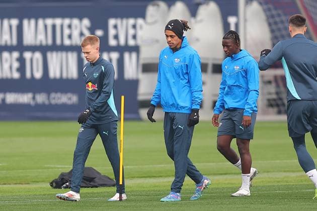 RB Leipzig Training 1. Bundesliga Leipzig, 04.11.2024, Trainingszentrum am Cottaweg, Saison 2024 2025, Fußball, Männer, 1. Bundesliga , RB Leipzig Training , Im Bild v.l.: Arthur Denis Vermeeren, Yussuf Yurary Poulsen und Amadou Haidara ,