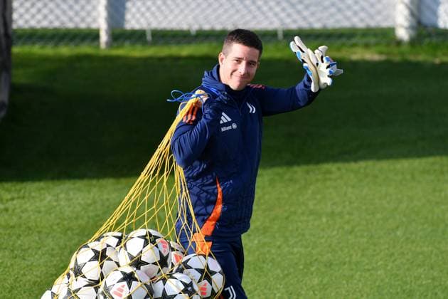 Iago Lozano goalkeeper coach Juventus FC during training at JTC Continassa Turin on November 04, 2024 in Turin, Italy - ph Giuliano Marchisciano during Juventus - Allenamento, UEFA Champions League football match in Torino, Italy, November 04 2024  Copyright: xGiulianoxMarchisciano IPAxSportx xx IPA_51262223 IPA_Agency_IPA51262223