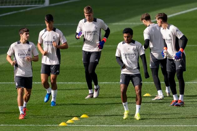 Champions League 2024 25 League Phase MD4: Real Madrid Training Session and press conference, PK, Pressekonferenz Rodrygo Silva de Goes of Real Madrid CF (R) seen training with young players from the lower categories during the UEFA Champions League 2024 25 League Phase MD4 training and press conference at Ciudad Real Madrid on November 4, 2024 in Madrid, Spain. Valdebebas Ciudad Real Madrid Madrid Spain Copyright: xAlbertoxGardinx AGardin_20241104_Football_Champions_Real_Madrid_PC_043