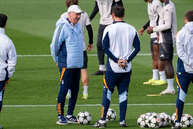 Champions League 2024 25 League Phase MD4: Real Madrid Training Session and press conference, PK, Pressekonferenz Carlo Ancelotti (L), head coach of Real Madrid CF, seen talking with Davide Ancelotti (R), assistant manager of Real Madrid CF, during the UEFA Champions League 2024 25 League Phase MD4 training and press conference at Ciudad Real Madrid on November 4, 2024 in Madrid, Spain. Valdebebas Ciudad Real Madrid Madrid Spain Copyright: xAlbertoxGardinx AGardin_20241104_Football_Champions_Real_Madrid_PC_081