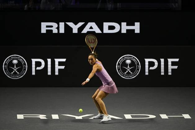 WTA, Tennis Damen Finals 2024 - Day 3 RIYADH, SAUDI ARABIA - NOVEMBER 04: Qinwen Zheng of China during her match against Elena Rybakina of Kazakhstan on day 3 of the 2024 WTA Finals, part of the Hologic WTA Tour, held at King Saud University Indoor Arena on November 04, 2024, in Riyadh, Saudi Arabia. Riyadh Saudi Arabia  Copyright: xArturxWidakx originalFilename:widak-wtafinal241104_npXXO.jpg