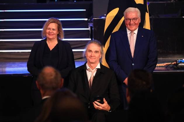 Verleihung des Silbernen Lorbeerblattes Berlin, 04.11.2024 Bundespräsident Frank-Walter Steinmeier verleiht das Silberne Lorbeerblatt Sportler die bei den Olymischen Spielen 2024 in Paris Medallien gewonnen haben. Den Preis übereicht der Bundespräsident (re) und Innenministerin Nancy Faeser (li) an Badminton Thomas Wandschneider, Lindhorst Bronze, Einzel Berlin Germany Copyright: xMatthiasxGränzdörferx