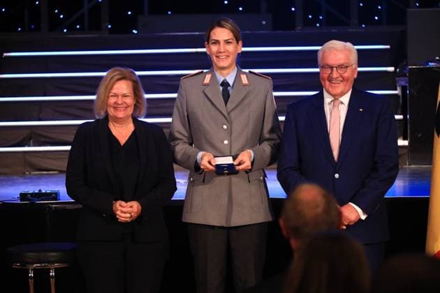 Verleihung des Silbernen Lorbeerblattes Berlin, 04.11.2024 Bundespräsident Frank-Walter Steinmeier verleiht das Silberne Lorbeerblatt Sportler die bei den Olymischen Spielen 2024 in Paris Medallien gewonnen haben. Den Preis übereicht der Bundespräsident (re) und Innenministerin Nancy Faeser (li) an Sonja Greinacher, Hannover Gold, 3x3 Basketball Berlin Germany Copyright: xMatthiasxGränzdörferx