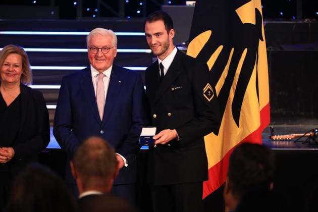 Verleihung des Silbernen Lorbeerblattes Berlin, 04.11.2024 Bundespräsident Frank-Walter Steinmeier verleiht das Silberne Lorbeerblatt Sportler die bei den Olymischen Spielen 2024 in Paris Medallien gewonnen haben. Den Preis übereicht der Bundespräsident (re) und Innenministerin Nancy Faeser (li) an Beachvolleyball Clemens Wickler, Hamburg Silber, Herren Berlin Germany Copyright: xMatthiasxGränzdörferx