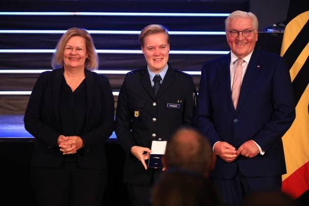 Verleihung des Silbernen Lorbeerblattes Berlin, 04.11.2024 Bundespräsident Frank-Walter Steinmeier verleiht das Silberne Lorbeerblatt Sportler die bei den Olymischen Spielen 2024 in Paris Medallien gewonnen haben. Den Preis übereicht der Bundespräsident (re) und Innenministerin Nancy Faeser (li) an Bogenschießen Michelle Kroppen, Berlin Silber, Mixed Berlin Germany Copyright: xMatthiasxGränzdörferx