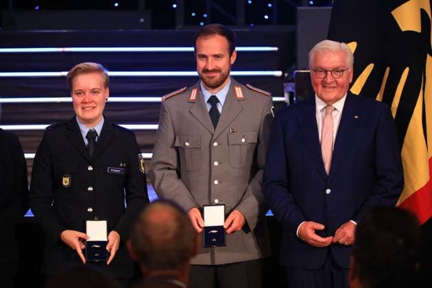 Verleihung des Silbernen Lorbeerblattes Berlin, 04.11.2024 Bundespräsident Frank-Walter Steinmeier verleiht das Silberne Lorbeerblatt Sportler die bei den Olymischen Spielen 2024 in Paris Medallien gewonnen haben. Den Preis übereicht der Bundespräsident (re) und Innenministerin Nancy Faeser (li) an Bogenschießen Michelle Kroppen, Berlin Silber, Mixed und Florian Unruh, Berlin Silber, Mixed Berlin Germany Copyright: xMatthiasxGränzdörferx
