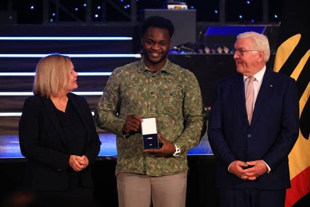 Sport Bilder des Tages Verleihung des Silbernen Lorbeerblattes Berlin, 04.11.2024 Bundespräsident Frank-Walter Steinmeier verleiht das Silberne Lorbeerblatt Sportler die bei den Olymischen Spielen 2024 in Paris Medallien gewonnen haben. Den Preis übereicht der Bundespräsident (re) und Innenministerin Nancy Faeser (li) an Boxen Nelvie Tiafack, Bergheim Bronze, Superschwergewicht Berlin Germany Copyright: xMatthiasxGränzdörferx