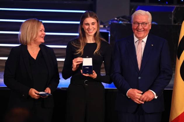 Verleihung des Silbernen Lorbeerblattes Berlin, 04.11.2024 Bundespräsident Frank-Walter Steinmeier verleiht das Silberne Lorbeerblatt Sportler die bei den Olymischen Spielen 2024 in Paris Medallien gewonnen haben. Den Preis übereicht der Bundespräsident (re) und Innenministerin Nancy Faeser (li) an Jule Brand, Wolfsburg Bronze, Damen Fußball Berlin Germany Copyright: xMatthiasxGränzdörferx