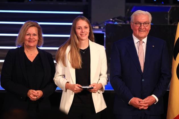 Verleihung des Silbernen Lorbeerblattes Berlin, 04.11.2024 Bundespräsident Frank-Walter Steinmeier verleiht das Silberne Lorbeerblatt Sportler die bei den Olymischen Spielen 2024 in Paris Medallien gewonnen haben. Den Preis übereicht der Bundespräsident (re) und Innenministerin Nancy Faeser (li) an Vivien Endemann, Wolfsburg Bronze, Damen Fußball Berlin Germany Copyright: xMatthiasxGränzdörferx