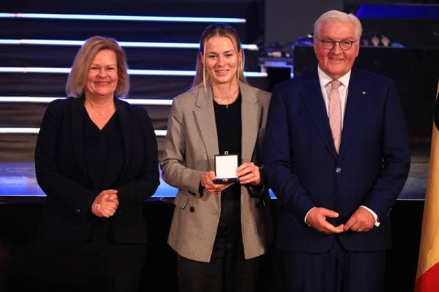 Verleihung des Silbernen Lorbeerblattes Berlin, 04.11.2024 Bundespräsident Frank-Walter Steinmeier verleiht das Silberne Lorbeerblatt Sportler die bei den Olymischen Spielen 2024 in Paris Medallien gewonnen haben. Den Preis übereicht der Bundespräsident (re) und Innenministerin Nancy Faeser (li) an Merle Frohms, Wolfsburg Bronze, Damen Fußball Berlin Germany Copyright: xMatthiasxGränzdörferx