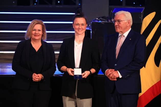 Verleihung des Silbernen Lorbeerblattes Berlin, 04.11.2024 Bundespräsident Frank-Walter Steinmeier verleiht das Silberne Lorbeerblatt Sportler die bei den Olymischen Spielen 2024 in Paris Medallien gewonnen haben. Den Preis übereicht der Bundespräsident (re) und Innenministerin Nancy Faeser (li) an Marina Hegering, Wolfsburg Bronze, Damen Fußball Berlin Germany Copyright: xMatthiasxGränzdörferx