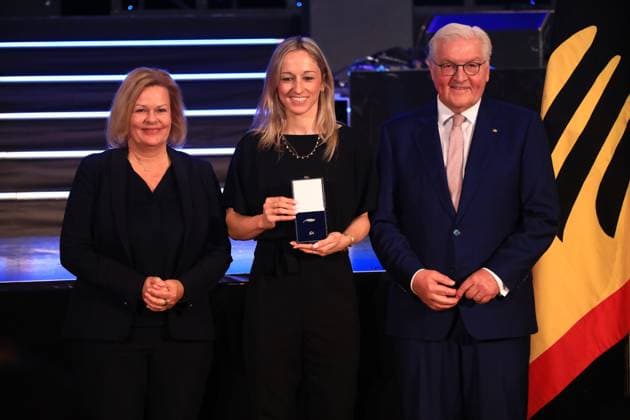 Verleihung des Silbernen Lorbeerblattes Berlin, 04.11.2024 Bundespräsident Frank-Walter Steinmeier verleiht das Silberne Lorbeerblatt Sportler die bei den Olymischen Spielen 2024 in Paris Medallien gewonnen haben. Den Preis übereicht der Bundespräsident (re) und Innenministerin Nancy Faeser (li) an Kathrin Julia Hendrich, Königslutter Bronze, Damen Fußball Berlin Germany Copyright: xMatthiasxGränzdörferx