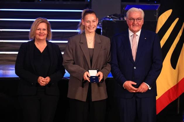 Verleihung des Silbernen Lorbeerblattes Berlin, 04.11.2024 Bundespräsident Frank-Walter Steinmeier verleiht das Silberne Lorbeerblatt Sportler die bei den Olymischen Spielen 2024 in Paris Medallien gewonnen haben. Den Preis übereicht der Bundespräsident (re) und Innenministerin Nancy Faeser (li) an Sarai Linder, Sinsheim Bronze, Damen Faußball Berlin Germany Copyright: xMatthiasxGränzdörferx