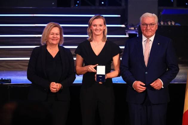 Bilder des Jahres 2024, Sport 11 November Verleihung des Silbernen Lorbeerblattes Berlin, 04.11.2024 Bundespräsident Frank-Walter Steinmeier verleiht das Silberne Lorbeerblatt Sportler die bei den Olymischen Spielen 2024 in Paris Medallien gewonnen haben. Den Preis übereicht der Bundespräsident (re) und Innenministerin Nancy Faeser (li) an Alexandra Popp, Danndorf Bronze, Damen Fußball Berlin Germany *** Presentation of the Silver Laurel Leaf Berlin, 04 11 2024 Federal President Frank Walter Steinmeier awards the Silver Laurel Leaf to athletes who won medals at the 2024 Olympic Games in Paris The award is presented by the Federal President on the right and Interior Minister Nancy Faeser on the left to Alexandra Popp, Danndorf Bronze, Womens Football Berlin Germany Copyright: xMatthiasxGränzdörferx