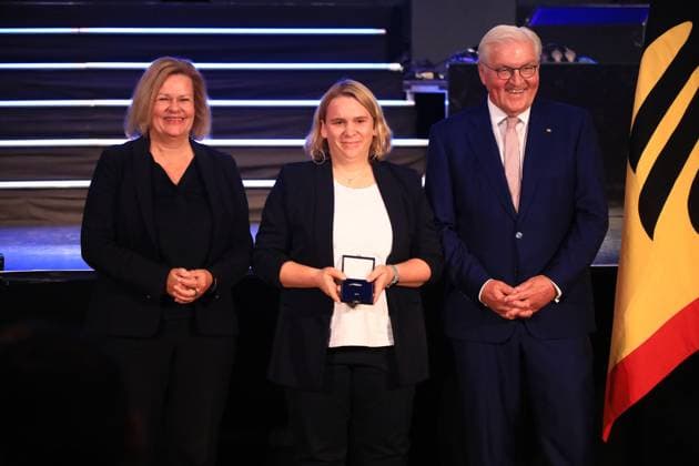 Verleihung des Silbernen Lorbeerblattes Berlin, 04.11.2024 Bundespräsident Frank-Walter Steinmeier verleiht das Silberne Lorbeerblatt Sportler die bei den Olymischen Spielen 2024 in Paris Medallien gewonnen haben. Den Preis übereicht der Bundespräsident (re) und Innenministerin Nancy Faeser (li) an Futsal Julia Christ, Essen Bronze, Damen Berlin Germany Copyright: xMatthiasxGränzdörferx