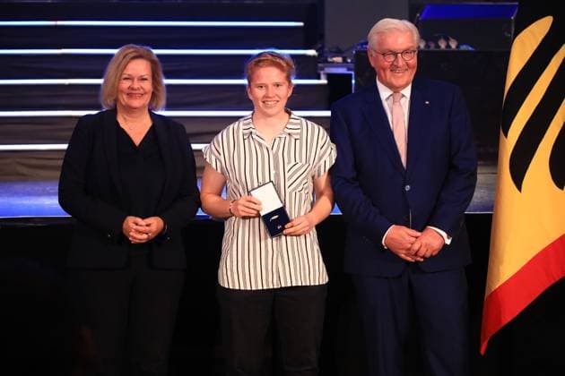 Verleihung des Silbernen Lorbeerblattes Berlin, 04.11.2024 Bundespräsident Frank-Walter Steinmeier verleiht das Silberne Lorbeerblatt Sportler die bei den Olymischen Spielen 2024 in Paris Medallien gewonnen haben. Den Preis übereicht der Bundespräsident (re) und Innenministerin Nancy Faeser (li) an Futsal Nicole Ilzhöfer, Essingen Bronze, Damen Berlin Germany Copyright: xMatthiasxGränzdörferx