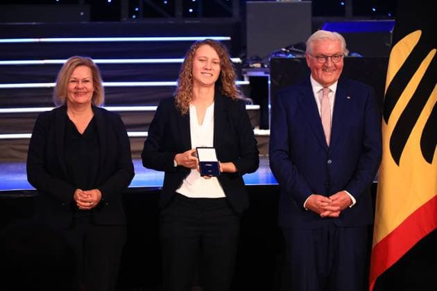 Verleihung des Silbernen Lorbeerblattes Berlin, 04.11.2024 Bundespräsident Frank-Walter Steinmeier verleiht das Silberne Lorbeerblatt Sportler die bei den Olymischen Spielen 2024 in Paris Medallien gewonnen haben. Den Preis übereicht der Bundespräsident (re) und Innenministerin Nancy Faeser (li) an Futsal Sarina Krieg, Bartholomä Bronze, Damen Berlin Germany Copyright: xMatthiasxGränzdörferx