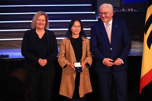 Verleihung des Silbernen Lorbeerblattes Berlin, 04.11.2024 Bundespräsident Frank-Walter Steinmeier verleiht das Silberne Lorbeerblatt Sportler die bei den Olymischen Spielen 2024 in Paris Medallien gewonnen haben. Den Preis übereicht der Bundespräsident (re) und Innenministerin Nancy Faeser (li) an Futsal Ngoc Mai Nguyen, Berlin Bronze, Damen Berlin Germany Copyright: xMatthiasxGränzdörferx