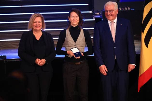 Verleihung des Silbernen Lorbeerblattes Berlin, 04.11.2024 Bundespräsident Frank-Walter Steinmeier verleiht das Silberne Lorbeerblatt Sportler die bei den Olymischen Spielen 2024 in Paris Medallien gewonnen haben. Den Preis übereicht der Bundespräsident (re) und Innenministerin Nancy Faeser (li) an Julia Öfele, Järfälla Bronze, Damen Futsal Berlin Germany Copyright: xMatthiasxGränzdörferx