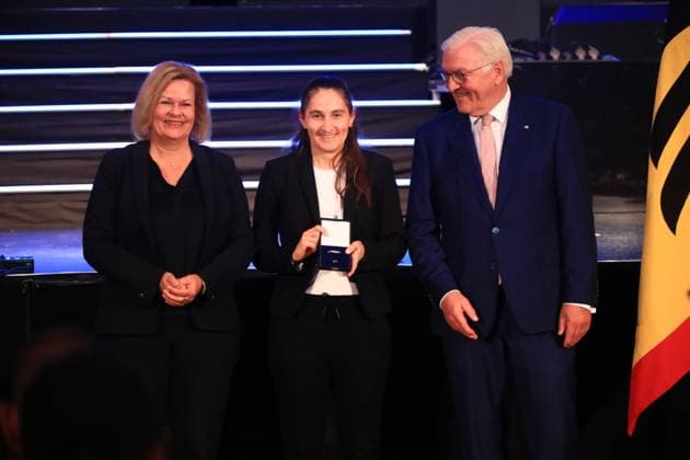 Verleihung des Silbernen Lorbeerblattes Berlin, 04.11.2024 Bundespräsident Frank-Walter Steinmeier verleiht das Silberne Lorbeerblatt Sportler die bei den Olymischen Spielen 2024 in Paris Medallien gewonnen haben. Den Preis übereicht der Bundespräsident (re) und Innenministerin Nancy Faeser (li) an Jana Rerich, Duisburg Bronze, Damen Futsal Berlin Germany Copyright: xMatthiasxGränzdörferx