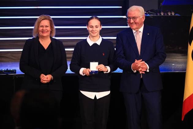 Verleihung des Silbernen Lorbeerblattes Berlin, 04.11.2024 Bundespräsident Frank-Walter Steinmeier verleiht das Silberne Lorbeerblatt Sportler die bei den Olymischen Spielen 2024 in Paris Medallien gewonnen haben. Den Preis übereicht der Bundespräsident (re) und Innenministerin Nancy Faeser (li) an Sophie Schaub, Nüdlingen Bronze, Damen futsal Berlin Germany Copyright: xMatthiasxGränzdörferx