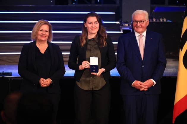 Verleihung des Silbernen Lorbeerblattes Berlin, 04.11.2024 Bundespräsident Frank-Walter Steinmeier verleiht das Silberne Lorbeerblatt Sportler die bei den Olymischen Spielen 2024 in Paris Medallien gewonnen haben. Den Preis übereicht der Bundespräsident (re) und Innenministerin Nancy Faeser (li) an Michele Schirkonyer, Nürnberg Bronze, Damen Futsal Berlin Germany Copyright: xMatthiasxGränzdörferx