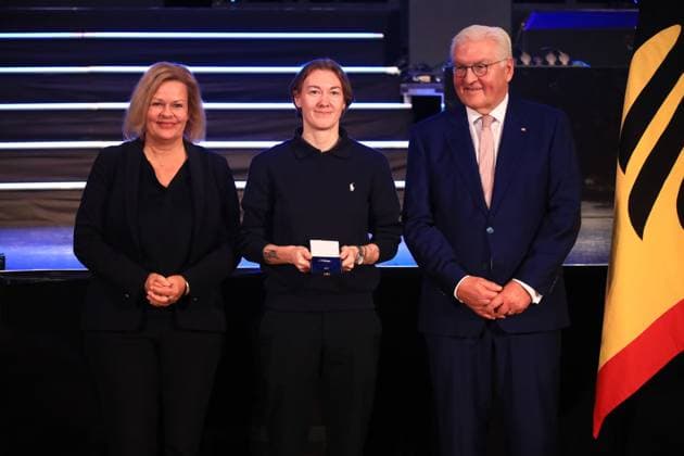 Verleihung des Silbernen Lorbeerblattes Berlin, 04.11.2024 Bundespräsident Frank-Walter Steinmeier verleiht das Silberne Lorbeerblatt Sportler die bei den Olymischen Spielen 2024 in Paris Medallien gewonnen haben. Den Preis übereicht der Bundespräsident (re) und Innenministerin Nancy Faeser (li) an Sarah Usadel, Bad Bayersoien Bronze, Damen Berlin Germany Copyright: xMatthiasxGränzdörferx