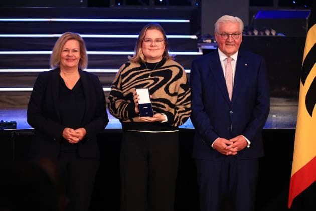 Verleihung des Silbernen Lorbeerblattes Berlin, 04.11.2024 Bundespräsident Frank-Walter Steinmeier verleiht das Silberne Lorbeerblatt Sportler die bei den Olymischen Spielen 2024 in Paris Medallien gewonnen haben. Den Preis übereicht der Bundespräsident (re) und Innenministerin Nancy Faeser (li) an Adelina Worseck, Hamburg Bronze, Damen fußball Berlin Germany Copyright: xMatthiasxGränzdörferx