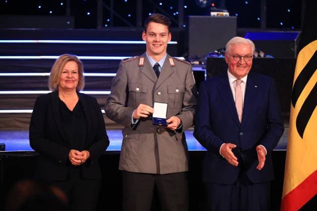 Verleihung des Silbernen Lorbeerblattes Berlin, 04.11.2024 Bundespräsident Frank-Walter Steinmeier verleiht das Silberne Lorbeerblatt Sportler die bei den Olymischen Spielen 2024 in Paris Medallien gewonnen haben. Den Preis übereicht der Bundespräsident (re) und Innenministerin Nancy Faeser (li) an Jean-Paul Danneberg, Köln Silber, Herren Hockey Berlin Germany Copyright: xMatthiasxGränzdörferx