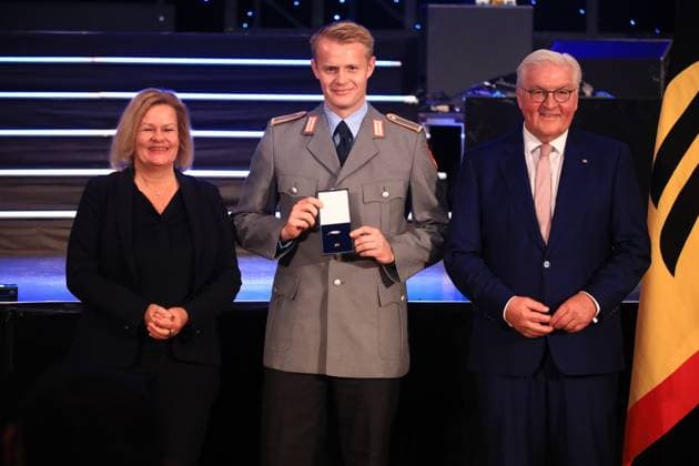 Verleihung des Silbernen Lorbeerblattes Berlin, 04.11.2024 Bundespräsident Frank-Walter Steinmeier verleiht das Silberne Lorbeerblatt Sportler die bei den Olymischen Spielen 2024 in Paris Medallien gewonnen haben. Den Preis übereicht der Bundespräsident (re) und Innenministerin Nancy Faeser (li) an Tom Grambusch, Köln Silber, Herren Hockey Berlin Germany Copyright: xMatthiasxGränzdörferx