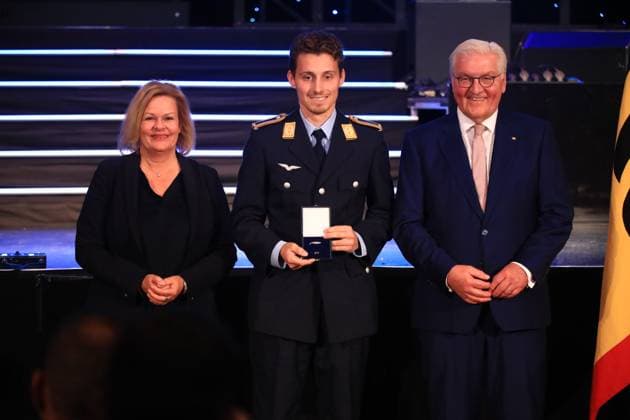 Verleihung des Silbernen Lorbeerblattes Berlin, 04.11.2024 Bundespräsident Frank-Walter Steinmeier verleiht das Silberne Lorbeerblatt Sportler die bei den Olymischen Spielen 2024 in Paris Medallien gewonnen haben. Den Preis übereicht der Bundespräsident (re) und Innenministerin Nancy Faeser (li) an Johannes Große, Köln Silber, Herren Hockey Berlin Germany Copyright: xMatthiasxGränzdörferx