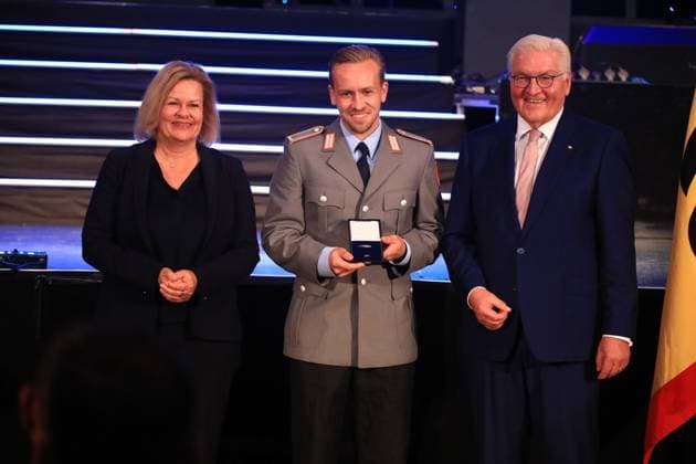 Verleihung des Silbernen Lorbeerblattes Berlin, 04.11.2024 Bundespräsident Frank-Walter Steinmeier verleiht das Silberne Lorbeerblatt Sportler die bei den Olymischen Spielen 2024 in Paris Medallien gewonnen haben. Den Preis übereicht der Bundespräsident (re) und Innenministerin Nancy Faeser (li) an Malte Hellwig, Mülheim an der Ruhr Silber, Herren hockey Berlin Germany Copyright: xMatthiasxGränzdörferx